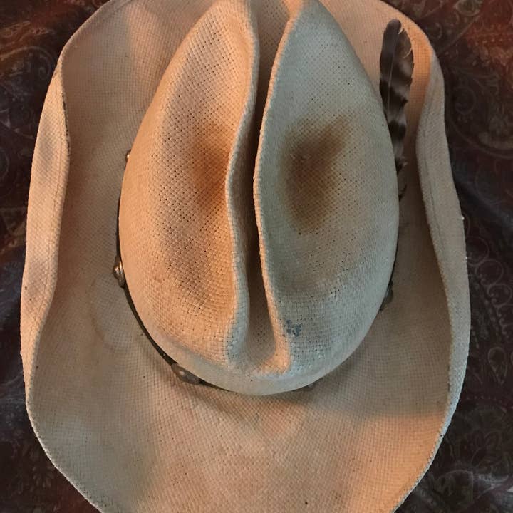 Hip Vintage Hats & More - Wholesale Cowboyhoed - Dames - Hippe vintage verweerde cowboyhoed met zilveren concho-hoedband