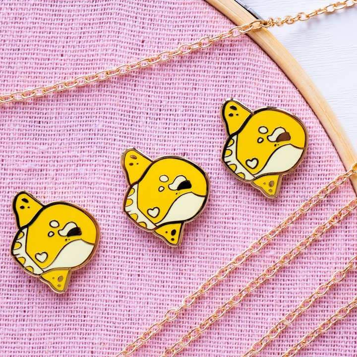 Épinglette en émail Ocean Sun Fish sur carte illustrée pour la vente par Evy Benita