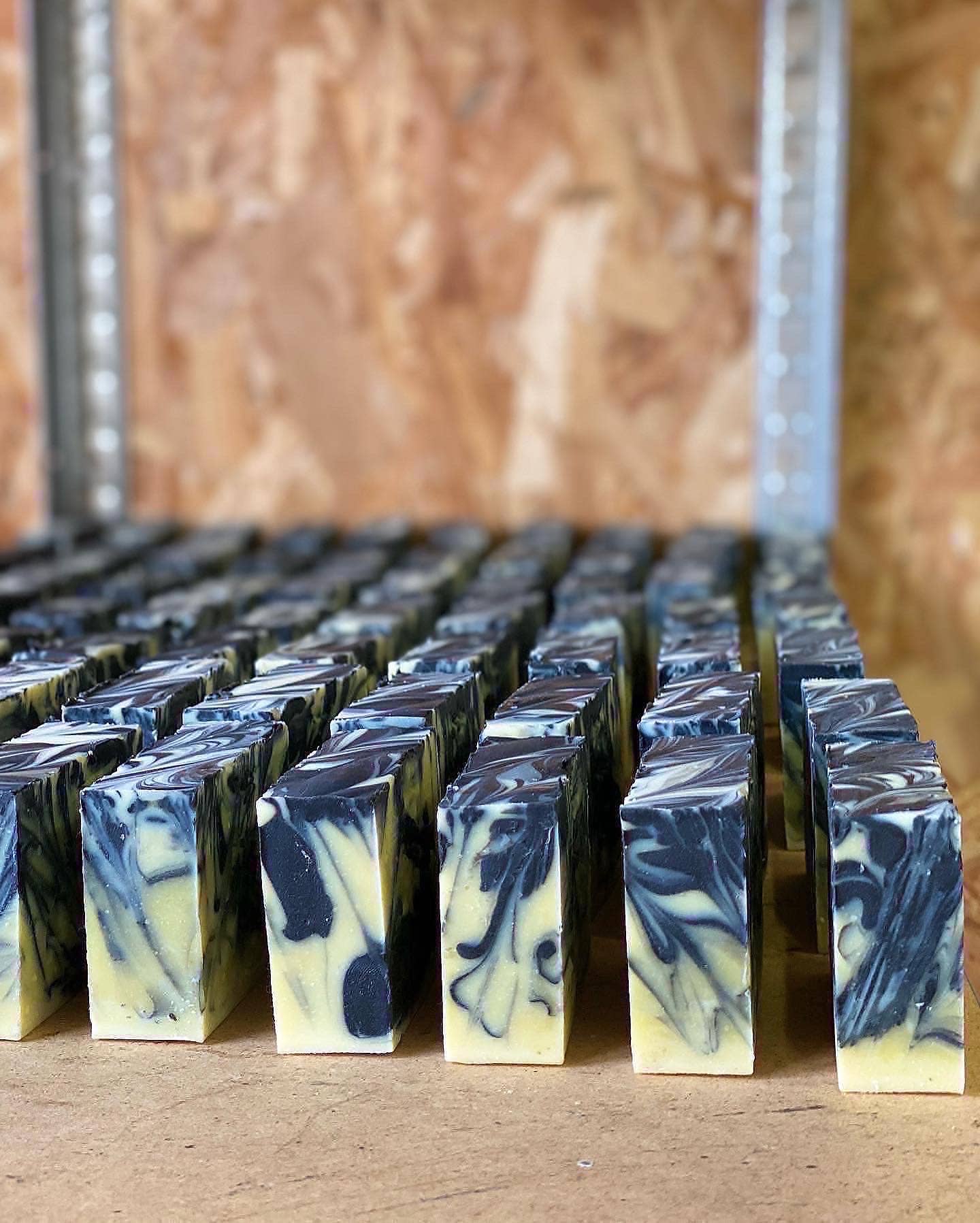 Bulles De Camargue – Engroshandel Sæbestykke – Ekstra fedtet håndlavet sæbe med naturligt vegetabilsk trækul3