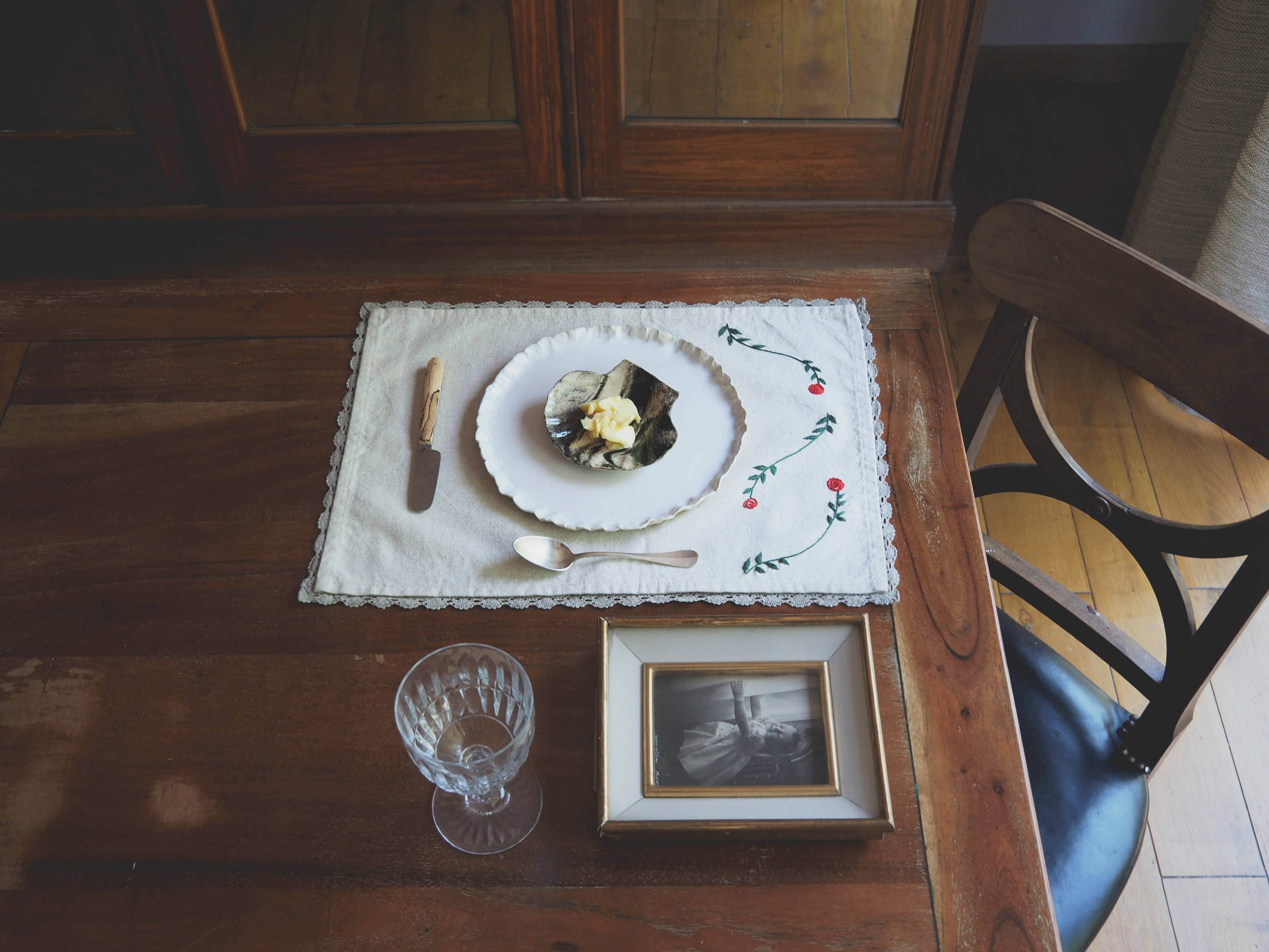 À bientôt – wholesale Placemat – Hand-Embroidered Rose Placemat with Linen Lace3