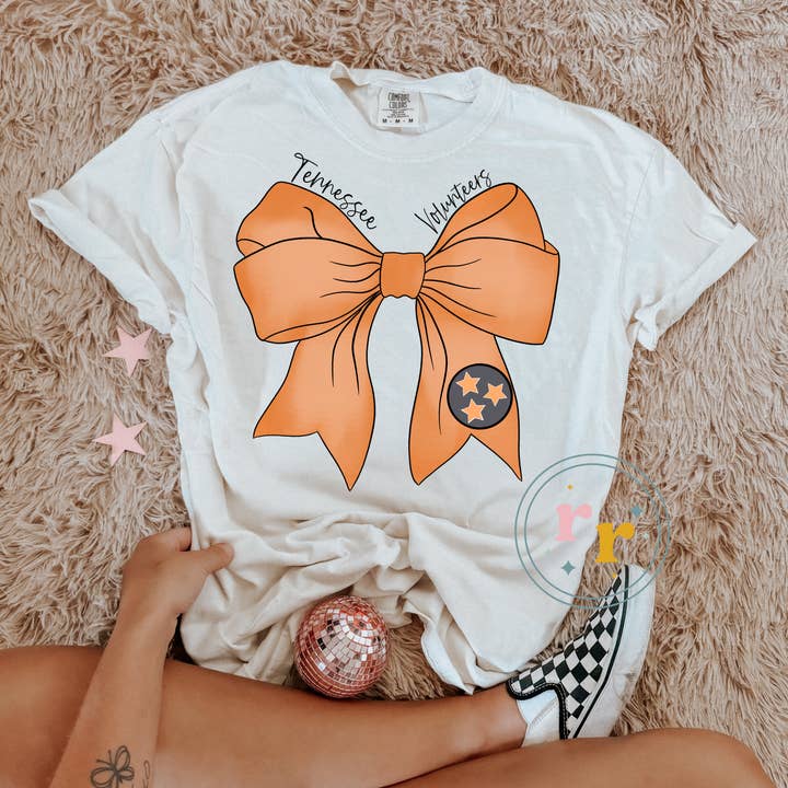 Rebellious Rose LLC - Venta al por mayor Camiseta serigrafiada - Mujer - Camiseta con estampado Preppy Tennessee Tristar Coquette Bow