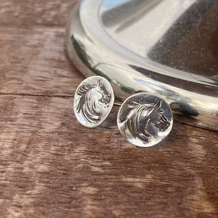 Ohrstecker mit Pferdekopf aus Sterlingsilber für den Großhandel von The Beaded Pony