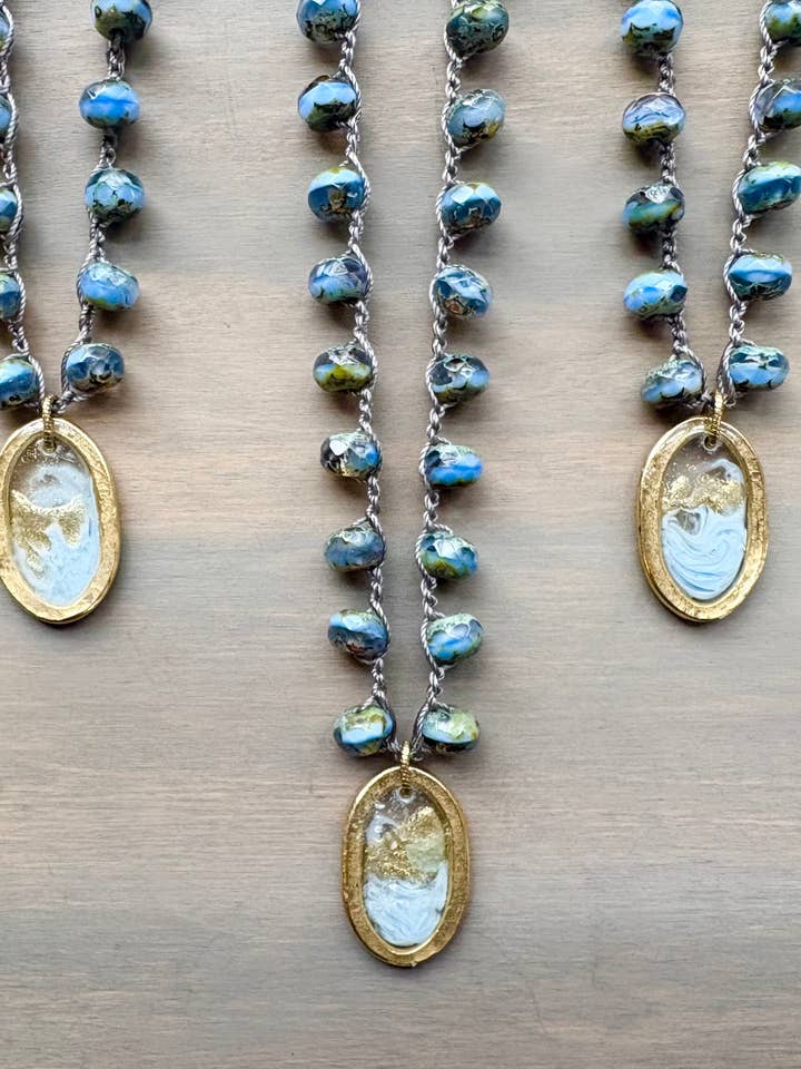 Collier Pendentif Portail Fait Main Fenêtre de Bord de Mer Avec Cristal Tchèque pour la vente par Twist Style