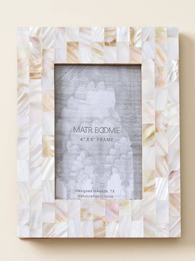 Cadre photo en nacre Chitra 4 x 6 cm, sculpté à la main pour la vente par Matr Boomie Fair Trade