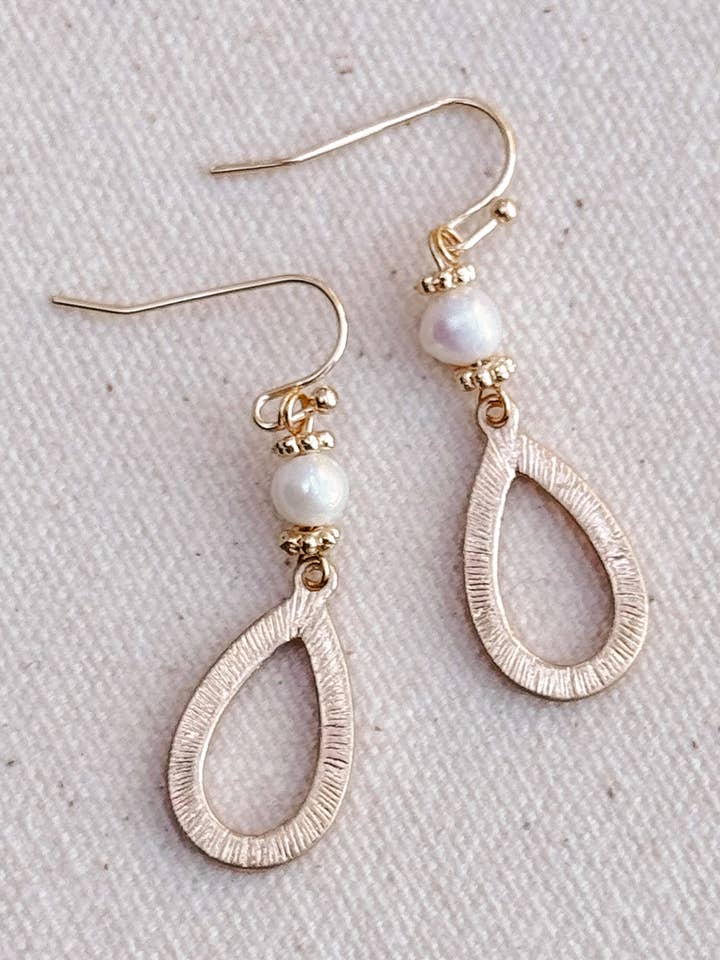 Boucles d'oreilles en forme de goutte avec perles d'eau douce dorées pour la vente par Gracie Rose Designs