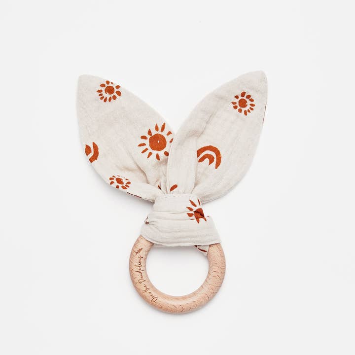 Anneau de dentition oreilles de lapin bio imprimé ensoleillé sable/ambre pour la vente par Over the Dandelions