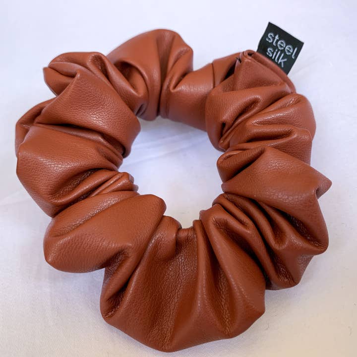 Chouchou en cuir marron pour la vente par Steel Silk LLC