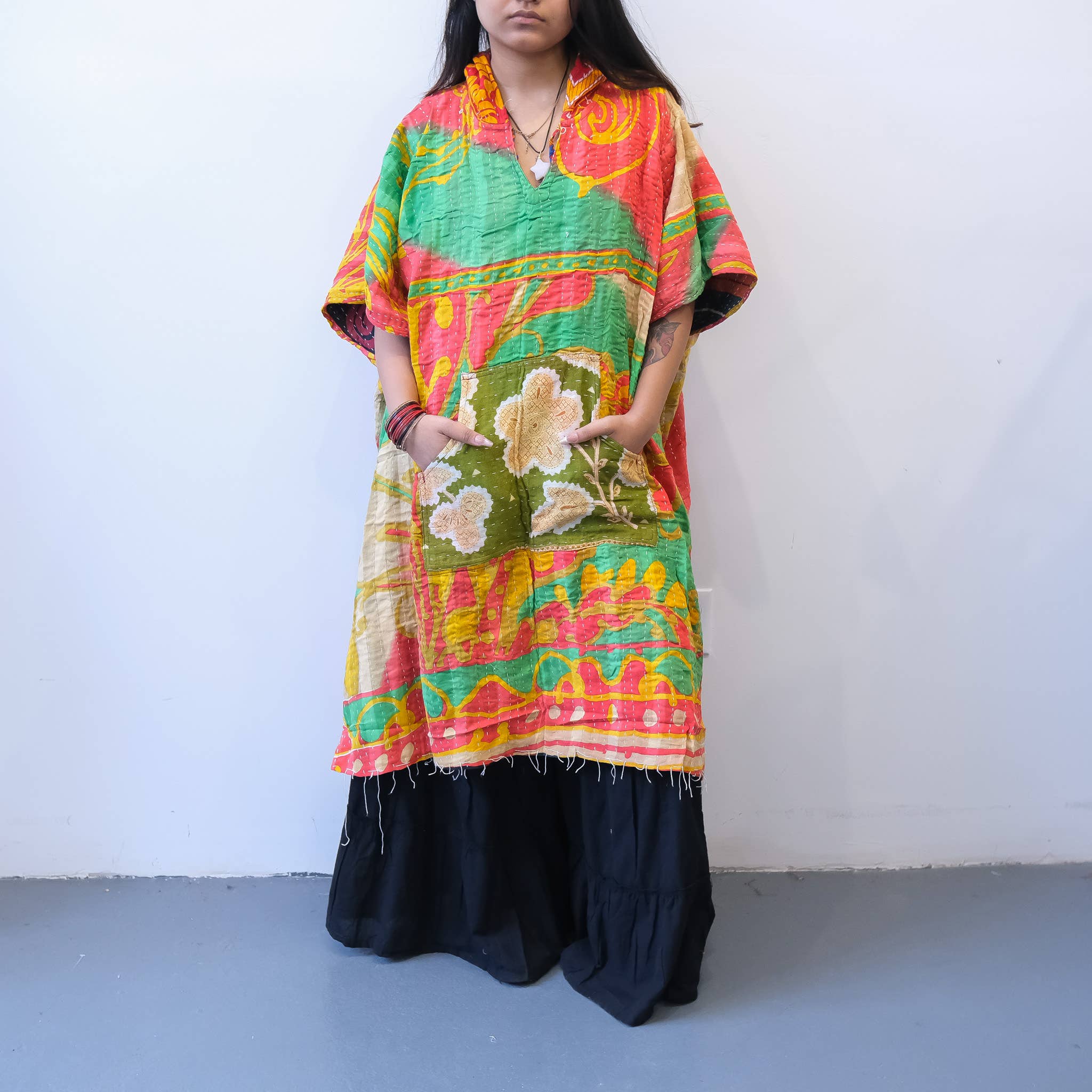 Karma Nepal Crafts – Engroshandel Poncho - Dame – Håndlavet Kantha Vendbar Poncho med Hætte9