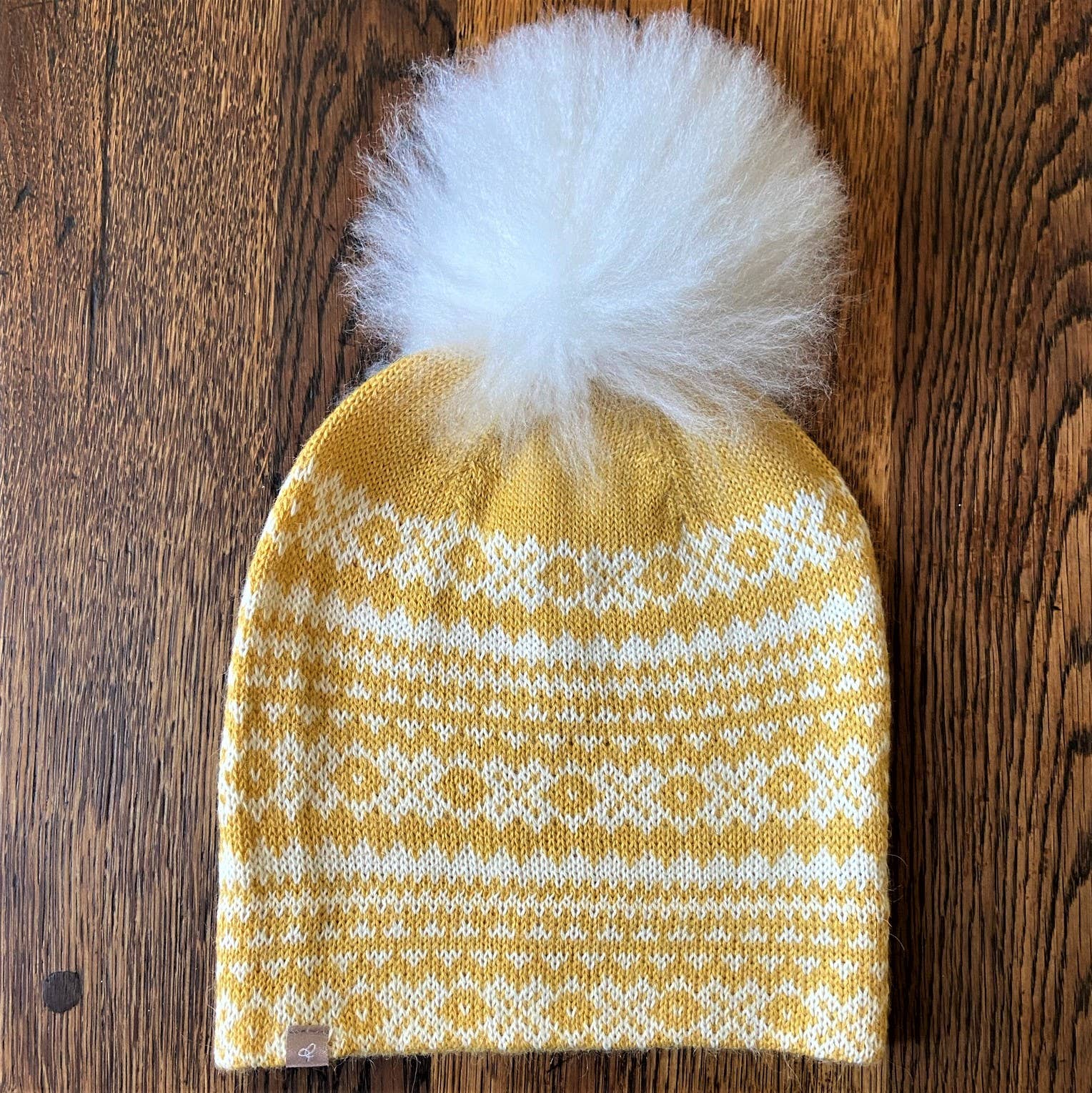 Samantha Holmes Alpaca Clothing and Gifts – Engroshandel Beanie - Dame – Alpaca Fair Isle-strikket hue med løs alpaka-pompon9