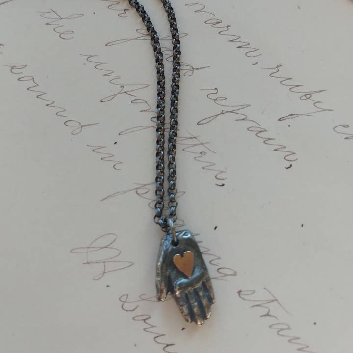 Litet handgjort Patina silver handhalsband med guldhjärta för wholesale av Symbology by Alice Scott