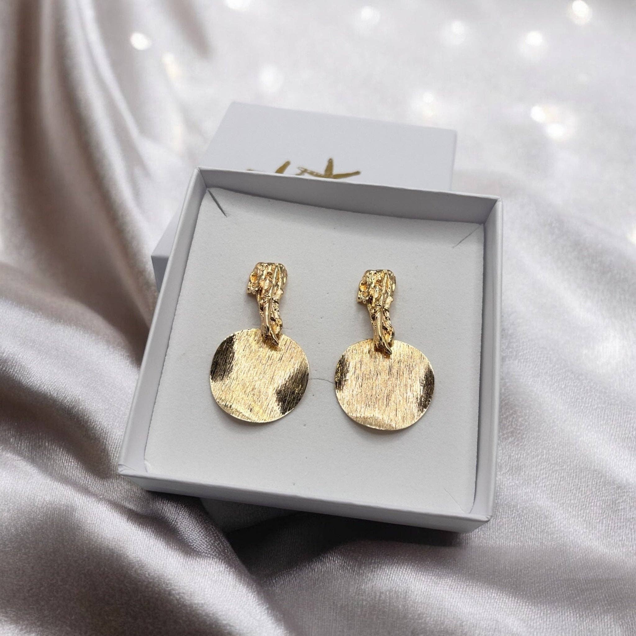 DUESTELLE ITALIA - Wholesale Dangle Earrings - Daphne - Hammered Gold Earrings3