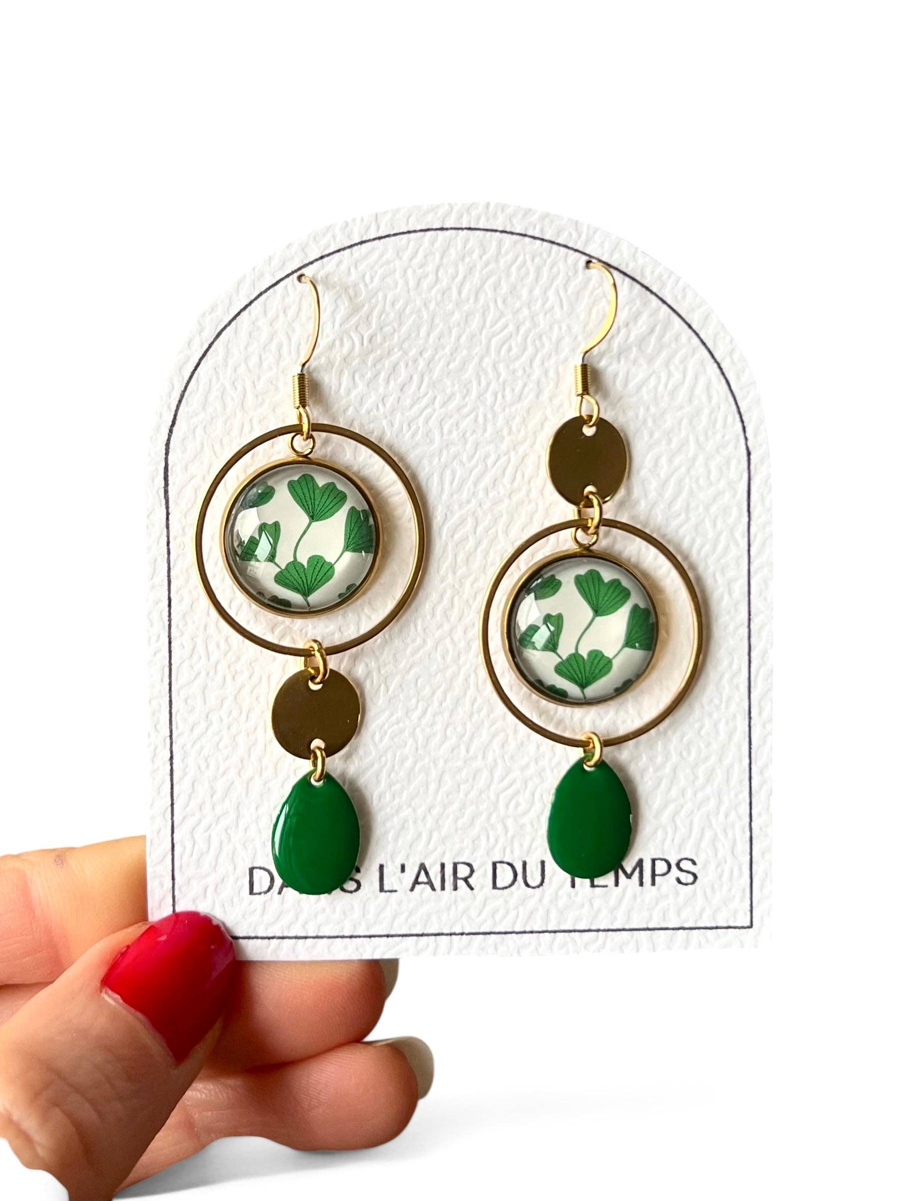 Dans l'Air du Temps Bijoux – Engroshandel Hængeøreringe og creoløreringe – Asymmetriske øreringe med ginkgo-blad i guldfinish eller sølvfinish1