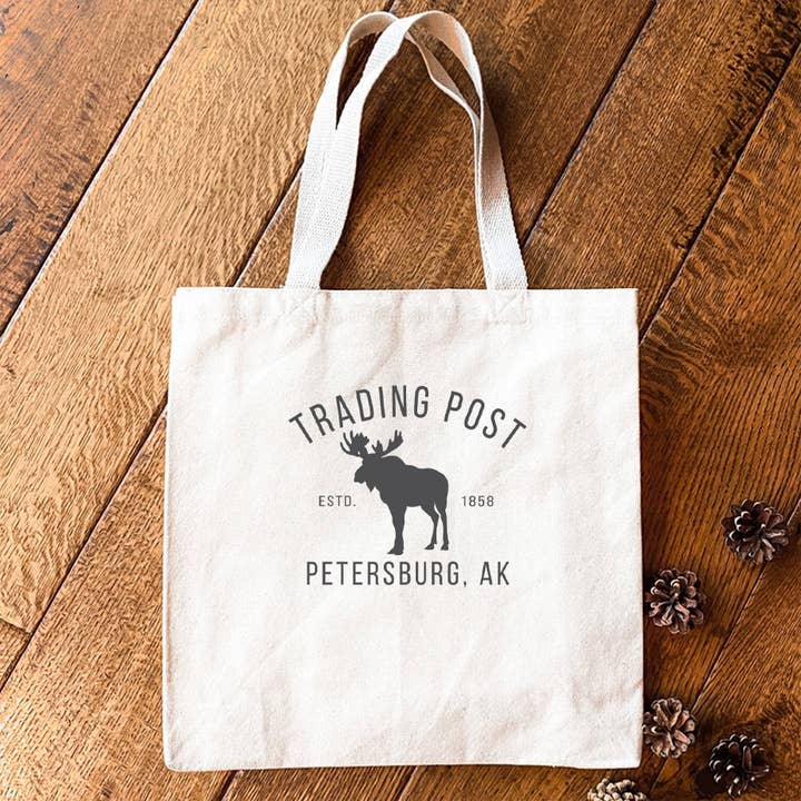 Trading Post w/ City, State - Sac fourre-tout en toile personnalisé pour la vente par North & Pine