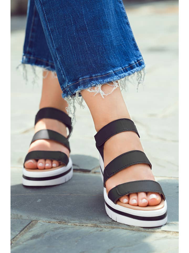 1 the Woman - Vente Sandales – femme - Sandales à plateforme en cuir PU avec boucle évidée1