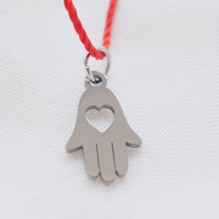 Lyon and Feather – Colar pingente/pendente por atacado – Colar de Mão de Hamsá Prateada com Fio Vermelho4