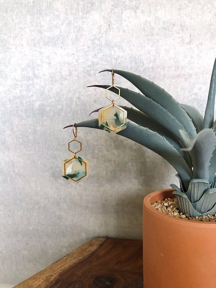Boucles d'oreilles hexagonales géométriques en argile polymère faites à la main pour la vente par Alysa Nadeau Designs