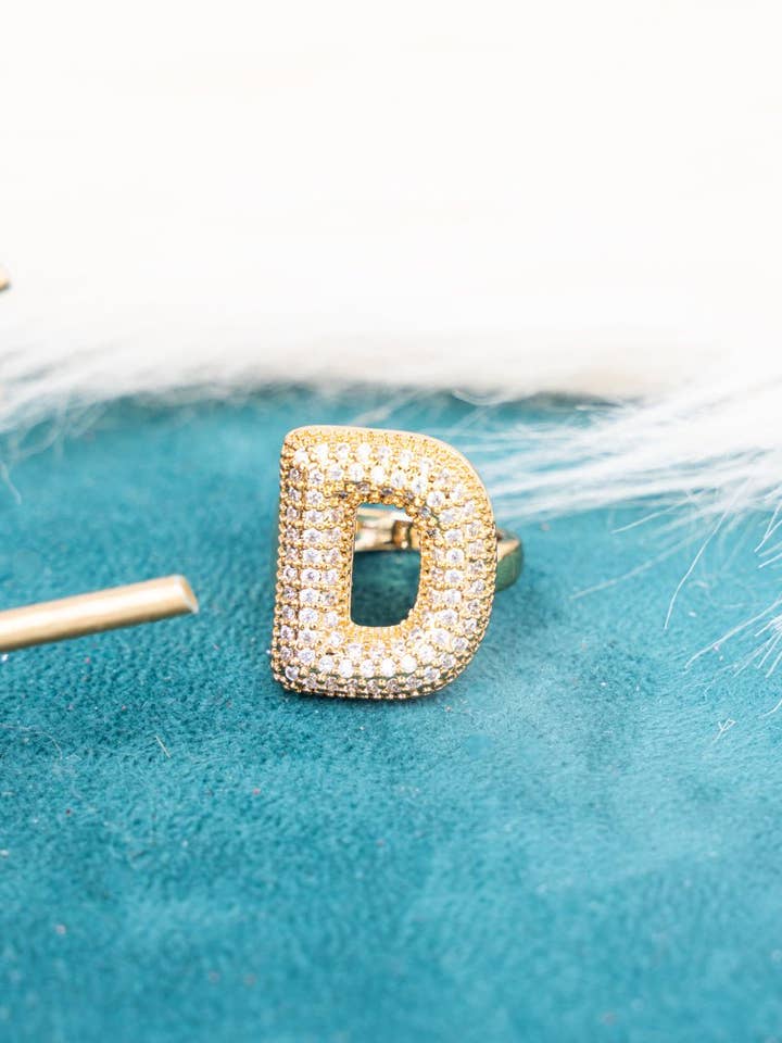Bague manchette "D" pavée de cristaux dorés Crystal Avenue pour la vente par Wholesale Accessory Market