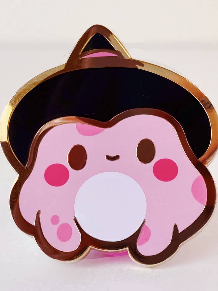 Épinglette en émail Pink Froggy Witch pour la vente par LoveLoomi