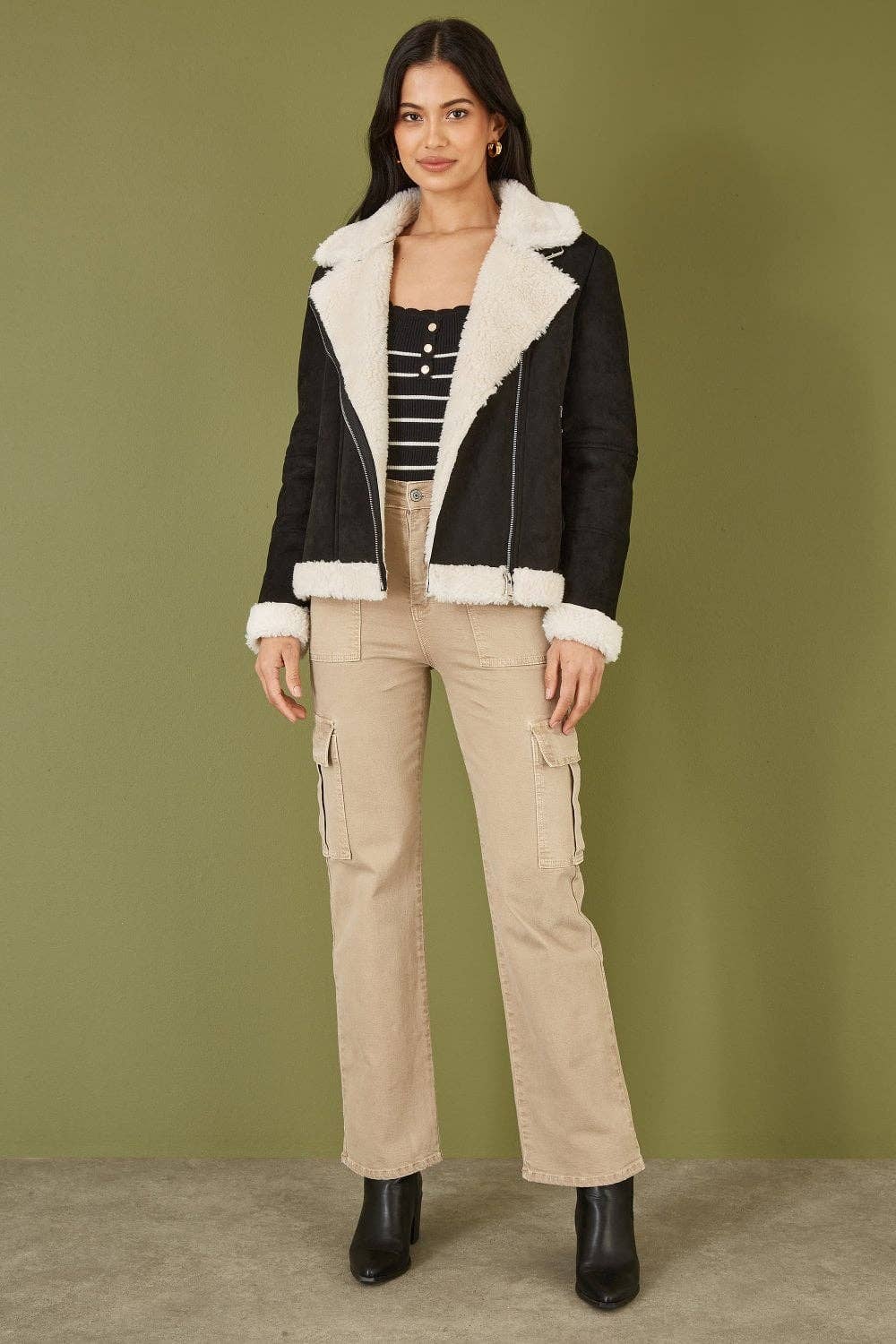 Svart Yumi svart bikerjacka i fuskmocka och fuskpäls för wholesale på Faire1