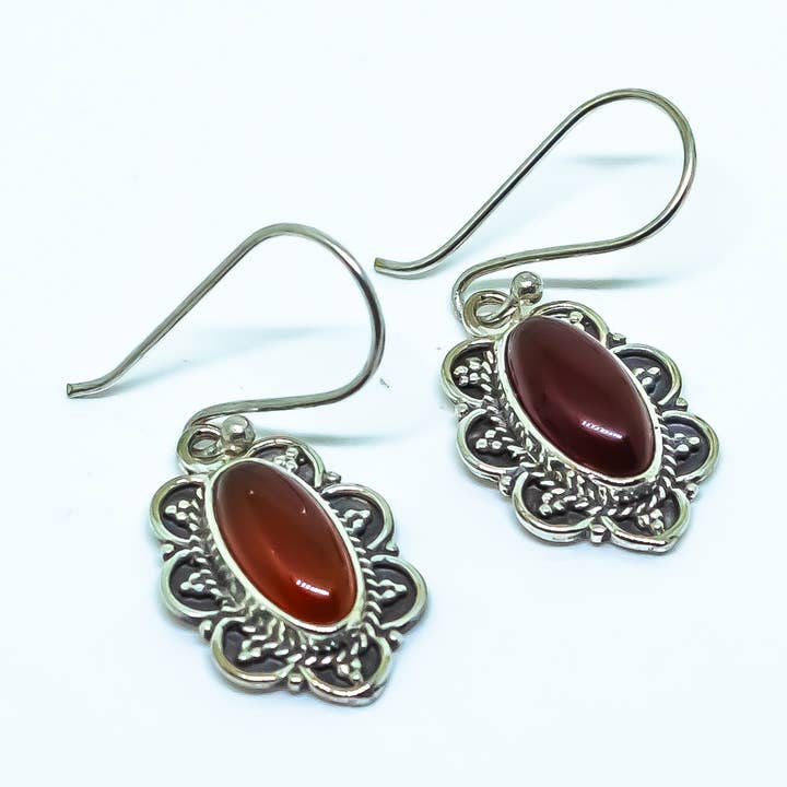 Pendientes colgantes de cornalina, latón y plata. para venta al por mayor de Quasar Gems USA