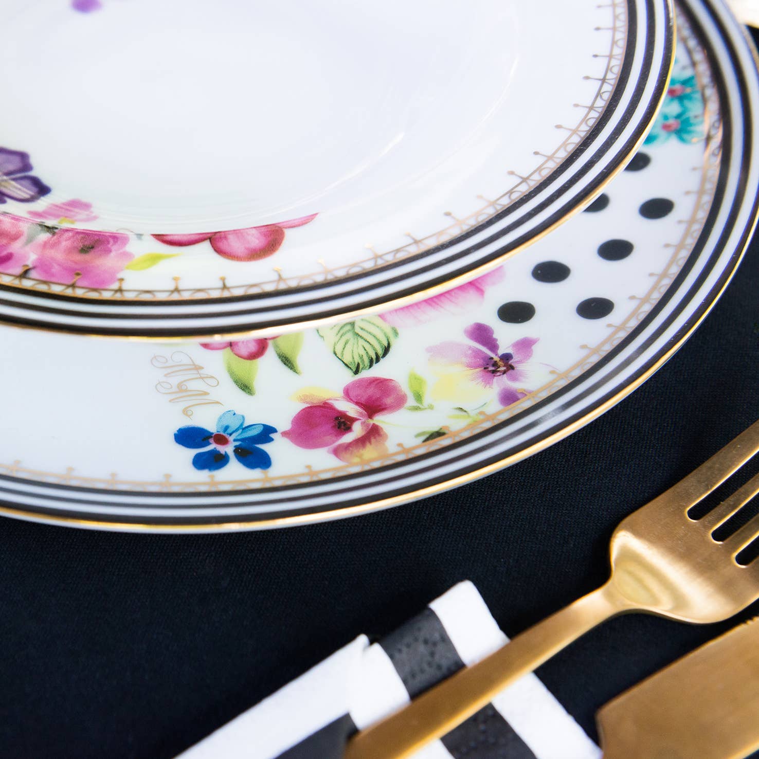 Melli Mello - Wholesale Borden - Melli Mello Nora dinerbord met vrolijke bloemen en stippen2