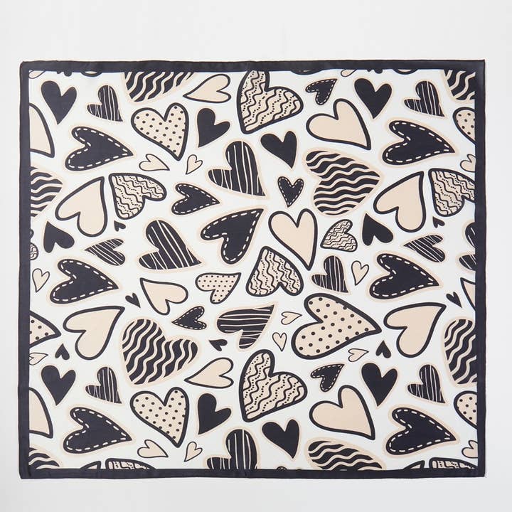 Foulard carré à imprimé multi-cœurs pour la vente par Collections by Fame Accessories