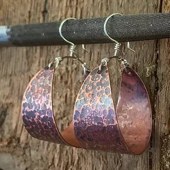 Mittelgroße gehämmerte Reifen aus oxidiertem Kupfer für den Großhandel von Raegan Hough Metalsmith