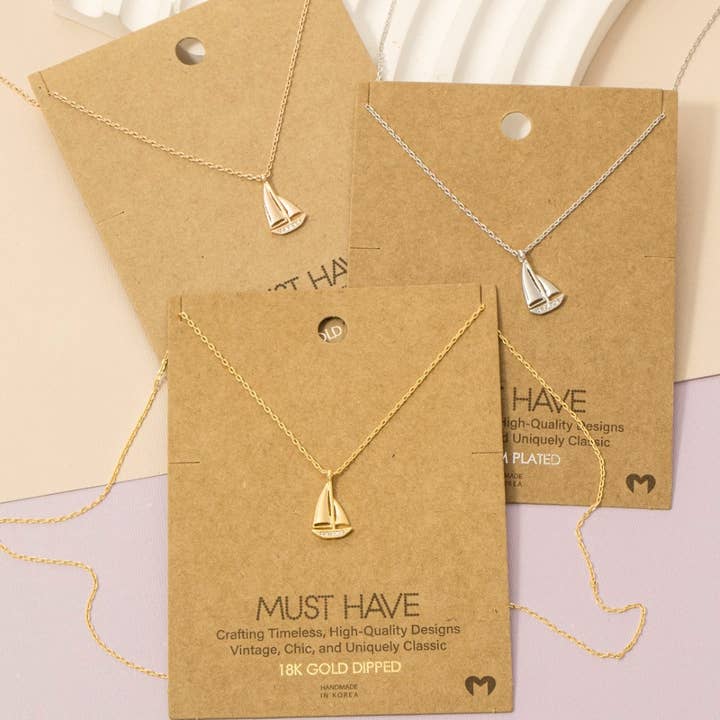 Halskette mit Anhänger aus goldfarbenem Cz-Pavé mit Segelboot-Anhänger für den Großhandel von Fame Accessories