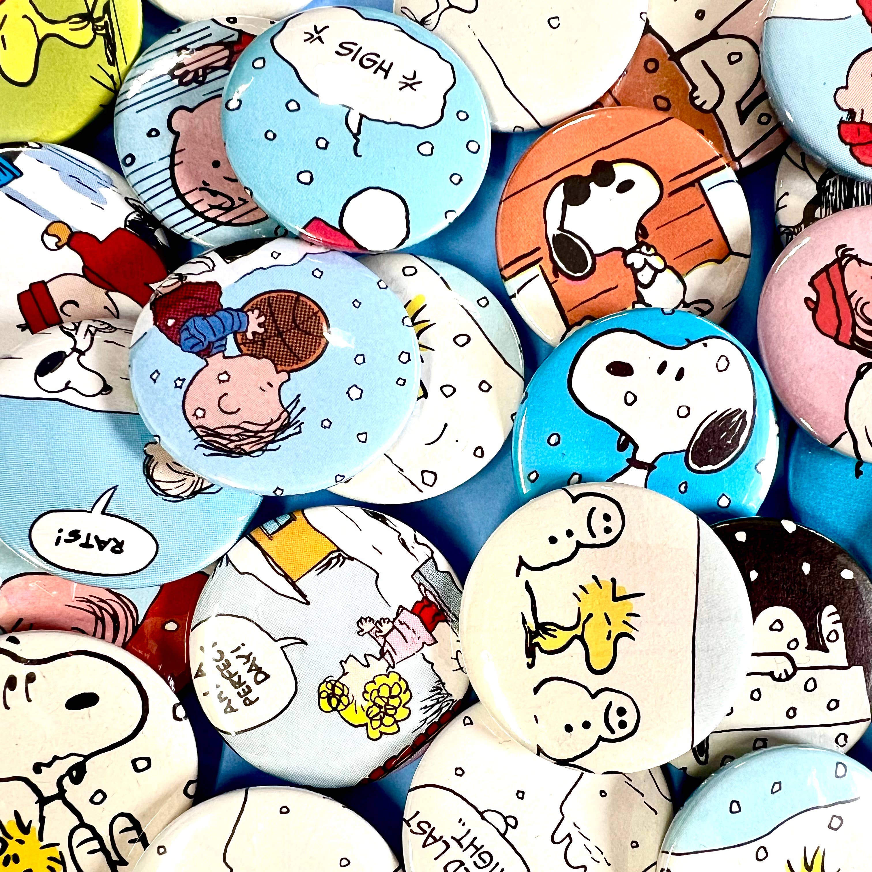 Bite Your Granny – Engroshandel Reversnål/knap – X25 Opcyklede julejordnødder/Snoopy-badgesortiment2