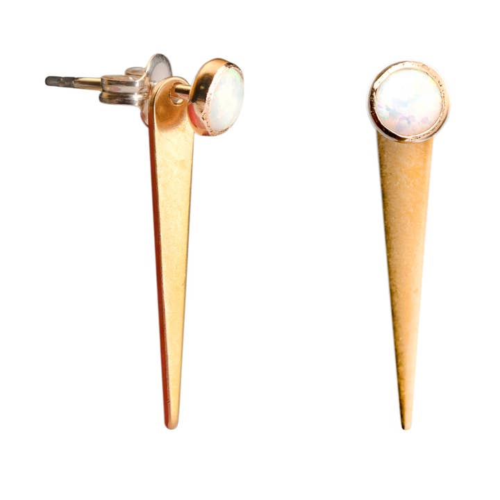 Boucles d'oreilles à pointe opale Petites boucles d'oreilles à tige opale pour la vente par Mineral and Matter