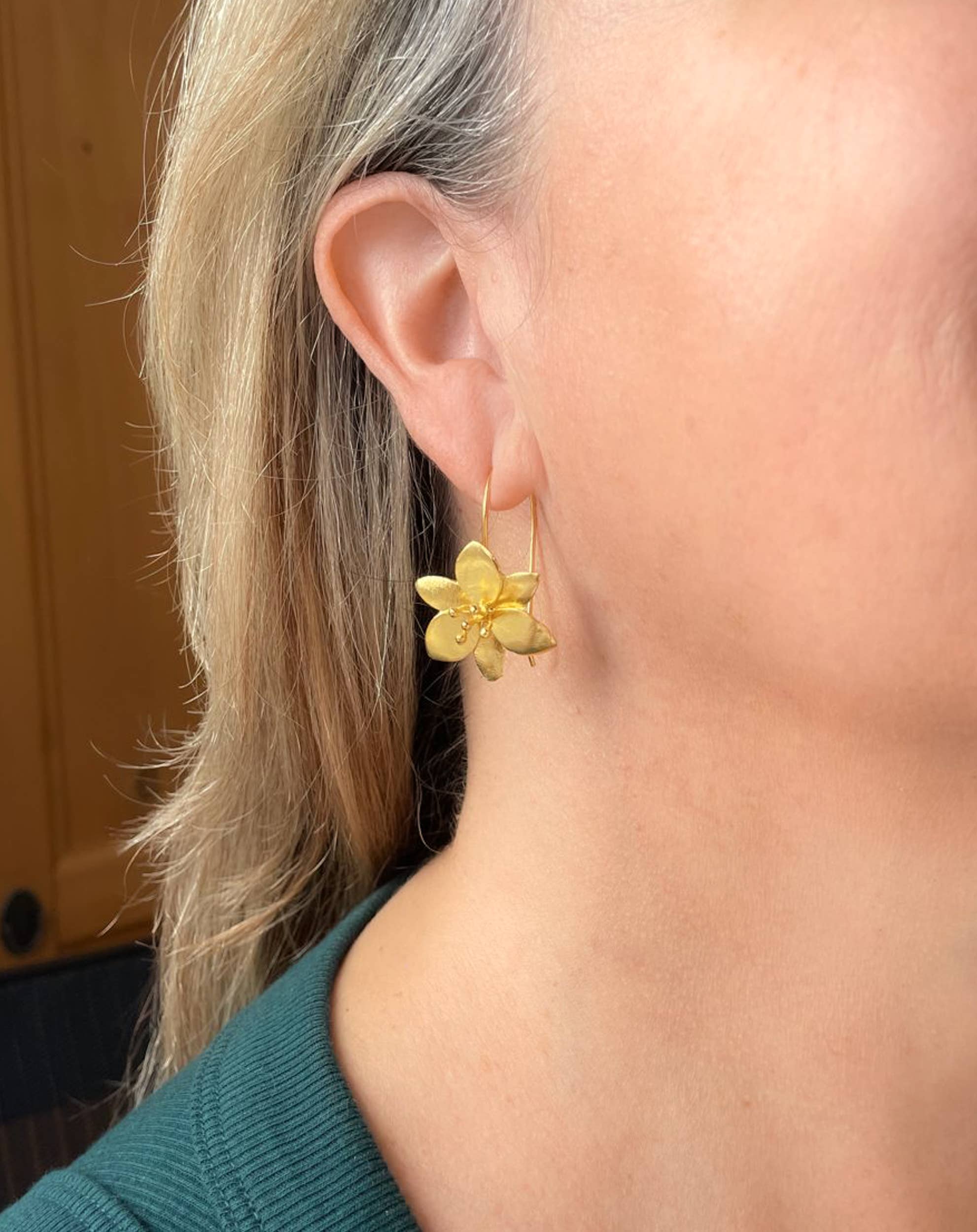 AJS Design Studio - Vente Boucles d'oreilles pendantes - Boucle d'oreille fleur en laiton doré mat 2