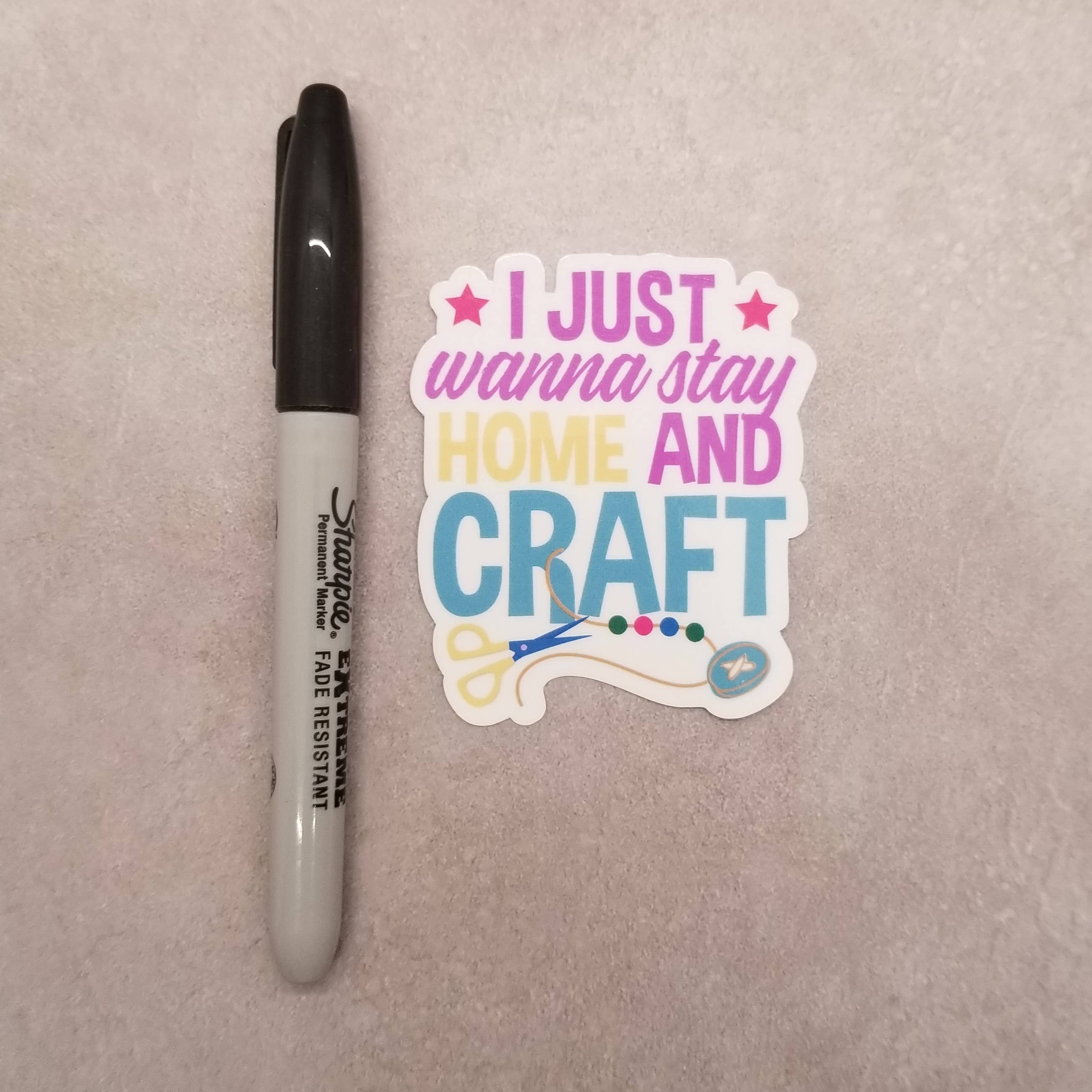 Dancing Dolphin Crafts – Großhandel Aufkleber – Vinyl-Aufkleber, Motiv „I Just Wanna Stay Home and Craft“, Basteln4