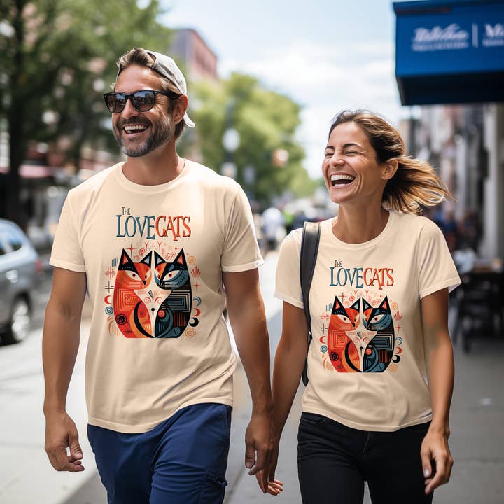 The Alley Clothing Co. - Venta al por mayor Camiseta serigrafiada - Mujer - "La canción 'The LoveCats' de The Cure inspira la moda"