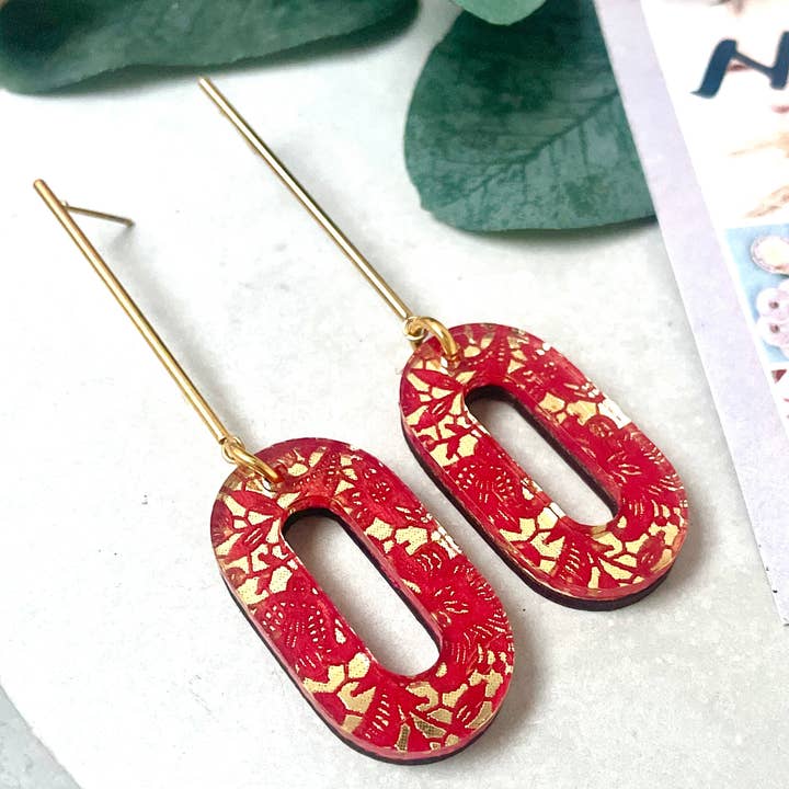 Mothú Jewellery - Venta al por mayor Pendientes colgantes - Pendiente colgante, acrílico escarlata y dorado, estampado de encaje, dorado1