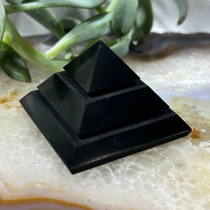 Piramide di Shungite Sakara 5cm per la vendita all'ingrosso da parte di Quasar Gems USA