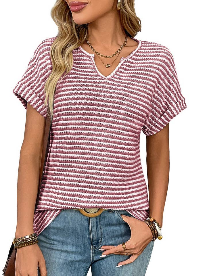 CWTBLS1622_PULL À COL EN V LOOSE RAYÉ À MANCHES COURTES pour la vente par NINEXIS