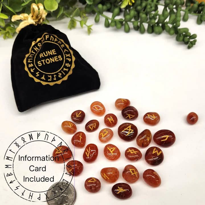 Carnelian Ædelstens Runesæt med Fløjlspose for engroshandel hos Meraki Gemstones