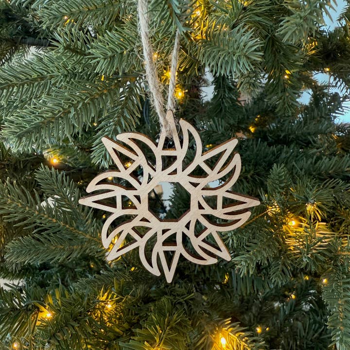 Ornement en bois Couronne d'étoiles© par Aurora North Home™ pour la vente par Aurora North Home