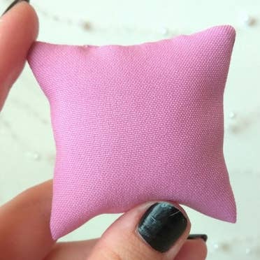 Cojín en miniatura para muebles de casa de muñecas para venta al por mayor de Lenasminiland