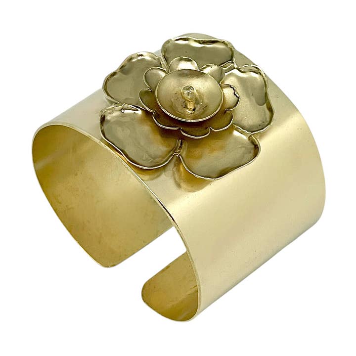 Bracciale largo Camelia 3D in ottone dorato per la vendita all'ingrosso da parte di Gloria Mago