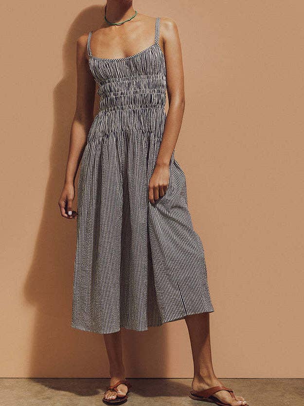 SVART Randig smockad volangmidiklänning för wholesale på Faire0