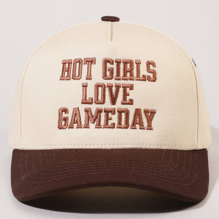 Fashion City – Engroshandel Trucker hat - Dame – HOT GIRLS LOVE GAMEDAY Broderet Trucker Hat