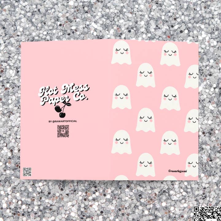 Carte motif fantôme rose : mignon salut d'Halloween pastel avec design rétro de fantôme féminin pour la vente par Hot Mess Paper Co.