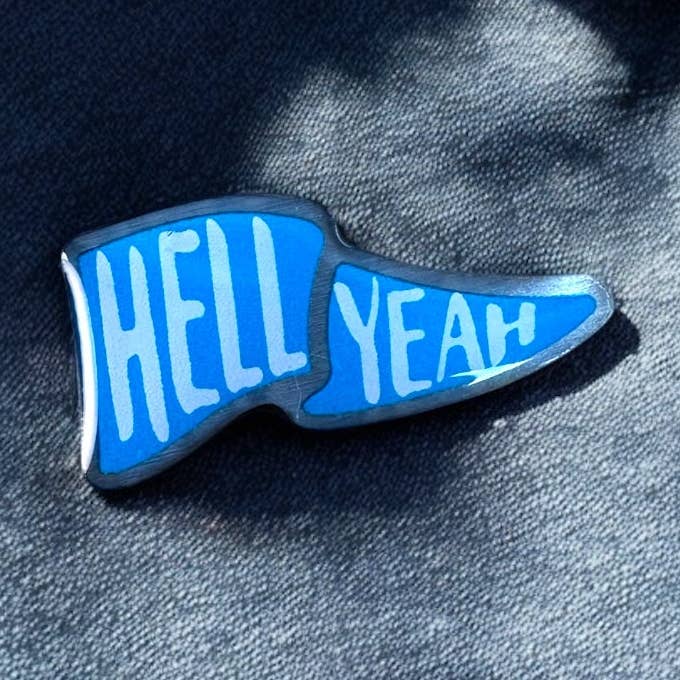 Jajamän - Ekologisk Emaljpinmärke för wholesale av The Enamel Pin Factory