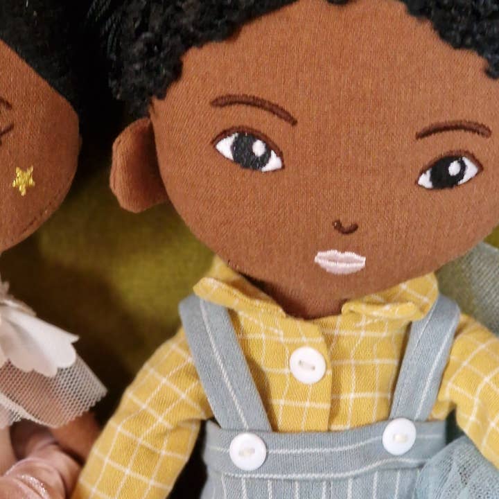 Philly & Friends – Engroshandel Dukke - Børn – Arie drengedukke | Håndlavet med blødt krøllet hår3