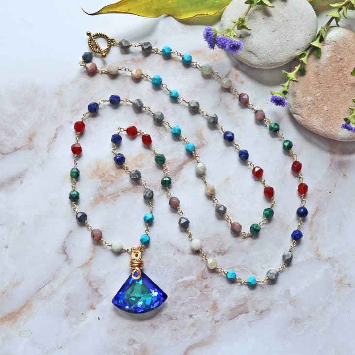 IST Jewelry – Engroshandel Halskæde med vedhæng – Fan formet krystal vedhæng i en multi smykkesten halskæde2