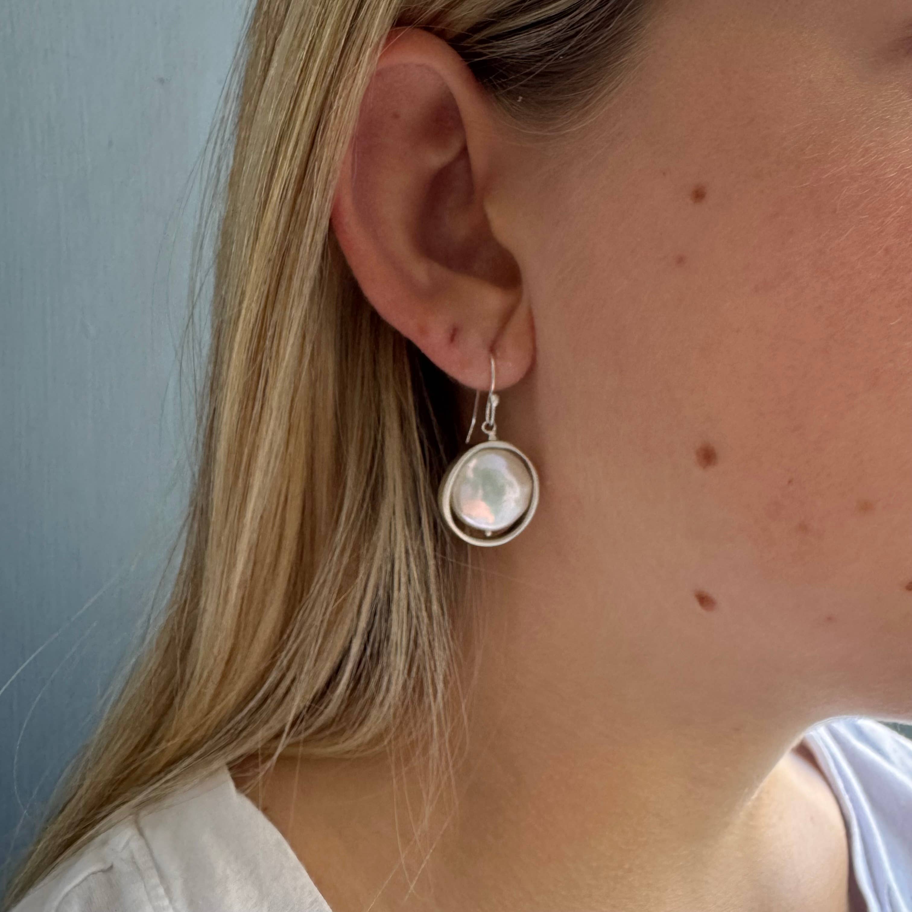 Philippa Roberts – wholesale Hängande örhängen – Öppen cirkel med rosa pärlörhängen i silver eller förgyllning1