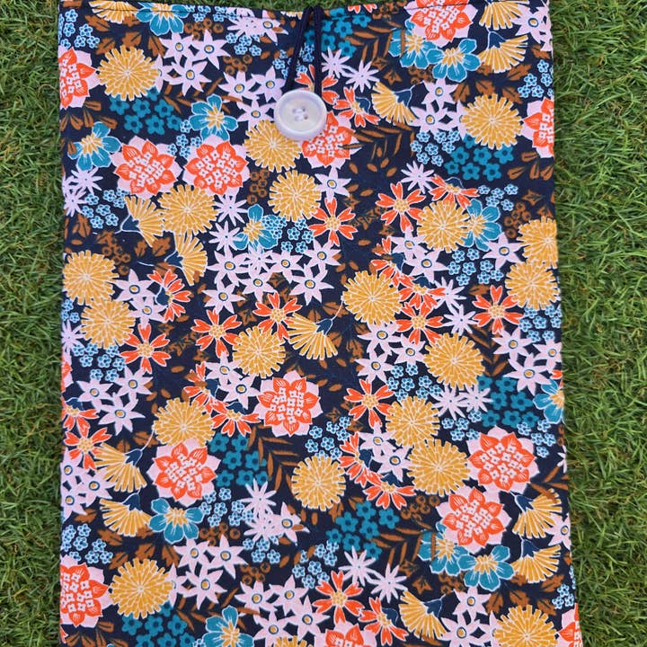 Housse de livre matelassée fleurs orientales fond noir pour la vente par laubelgo