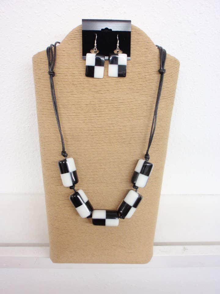 CORDON AJUSTABLE NOIR AVEC TUBES CYLINDRIQUES NOIRS ET BLANCS NE pour la vente par International Duru's