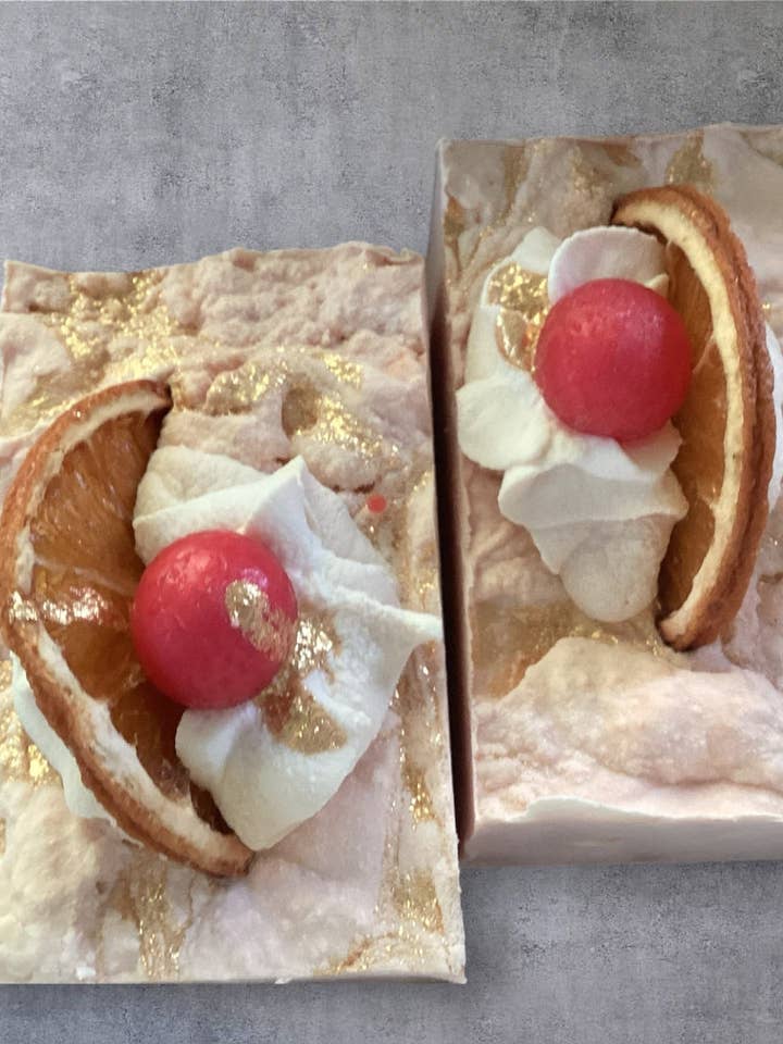 Sabonete em Cunha de Fruta Mistleberry com Cobertura de Sabonete Batido, Fragrância de Laranja e Bagas por atacado de The Stuff I Love